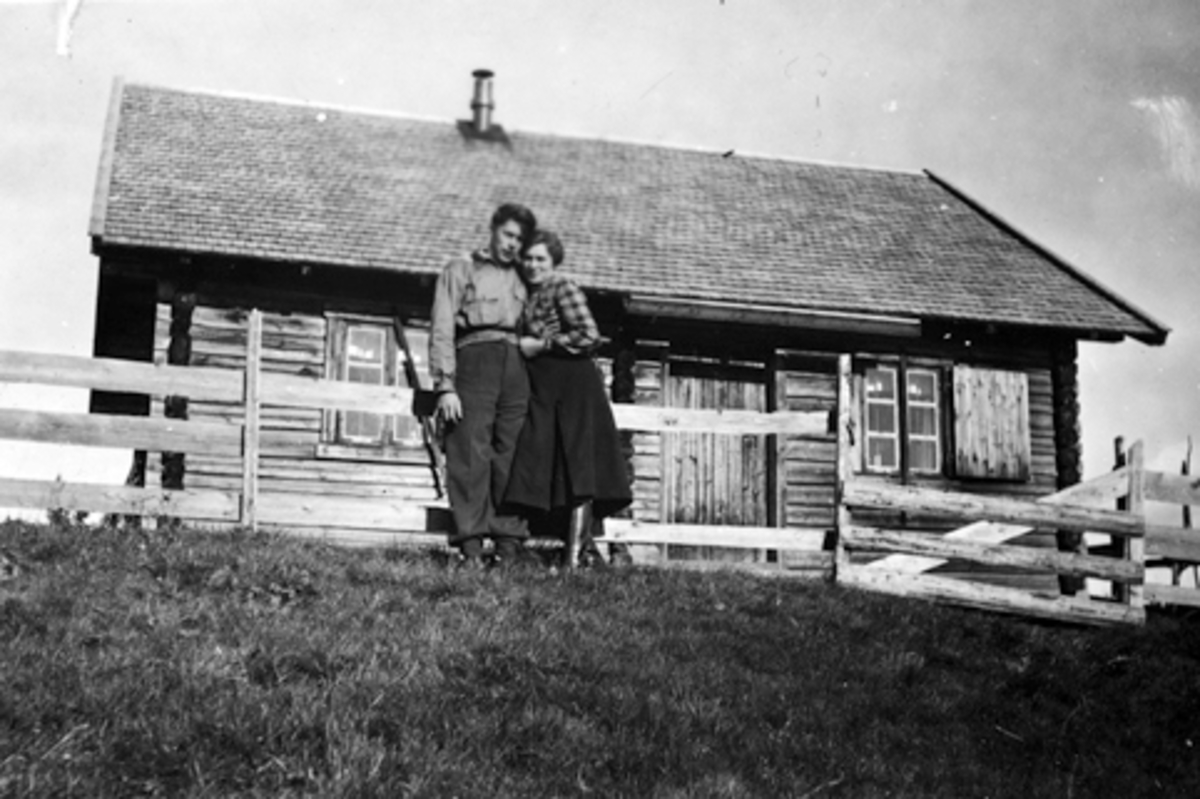 Anno Domkirkeodden, LAULIA, BRYHNISETRA I ROMEDAL ALMENNING, JENS OG AASE BRYHNI FORAN STØRHUSET, CA. 1940.