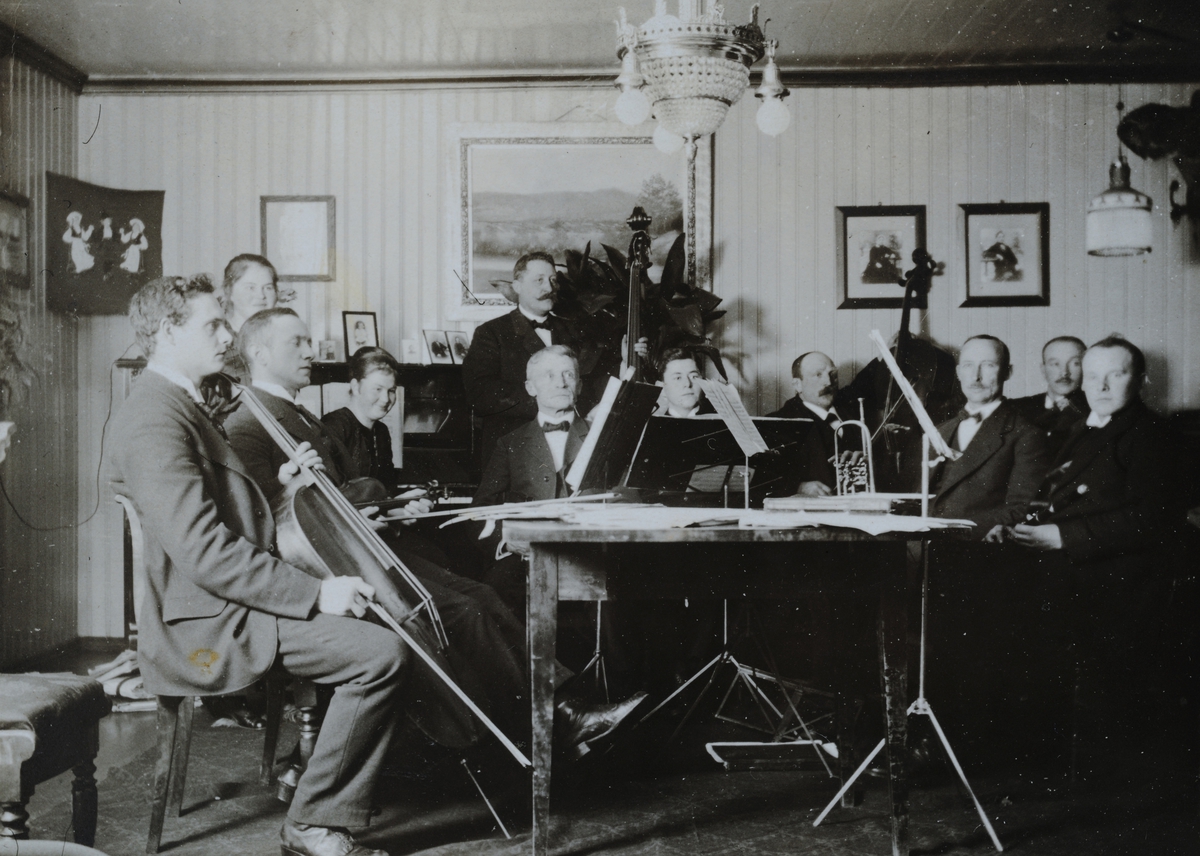Anno Domkirkeodden, ORKESTERMØTE HOS NILS STENBERG I ROMEDAL, 29. 12. 1916. UKJENTE. MUSIKKØVELSE.