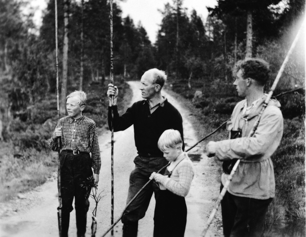 Ukjent, Eltdalen i Trysil. Vallsetinger på fisketur. F. v. Johnny Foss, Johan Foss, Einar Foss og Randolf Reinhartsen. Fiskeutstyr, stenger.