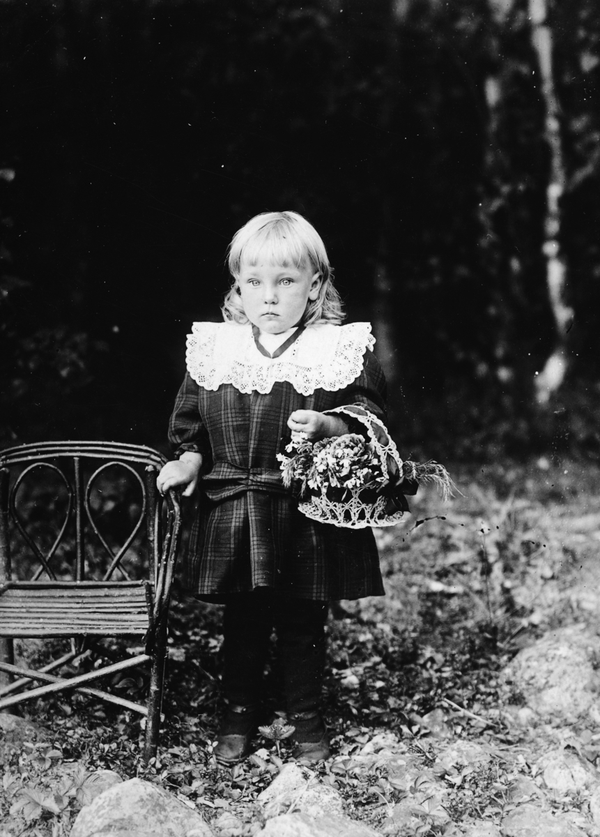Ukjent, Marie Nybak (Fjellet). Portrett barn i studio, ca. 1914.