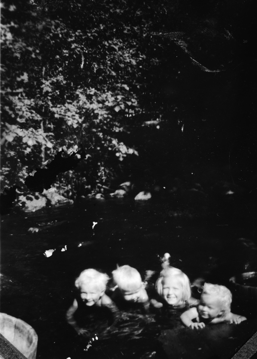 Ukjent, Bading i Fosselva i Vallset. Barn. Johnny, Egil, Oddrun og Grethe Foss. Ca. 1952.
