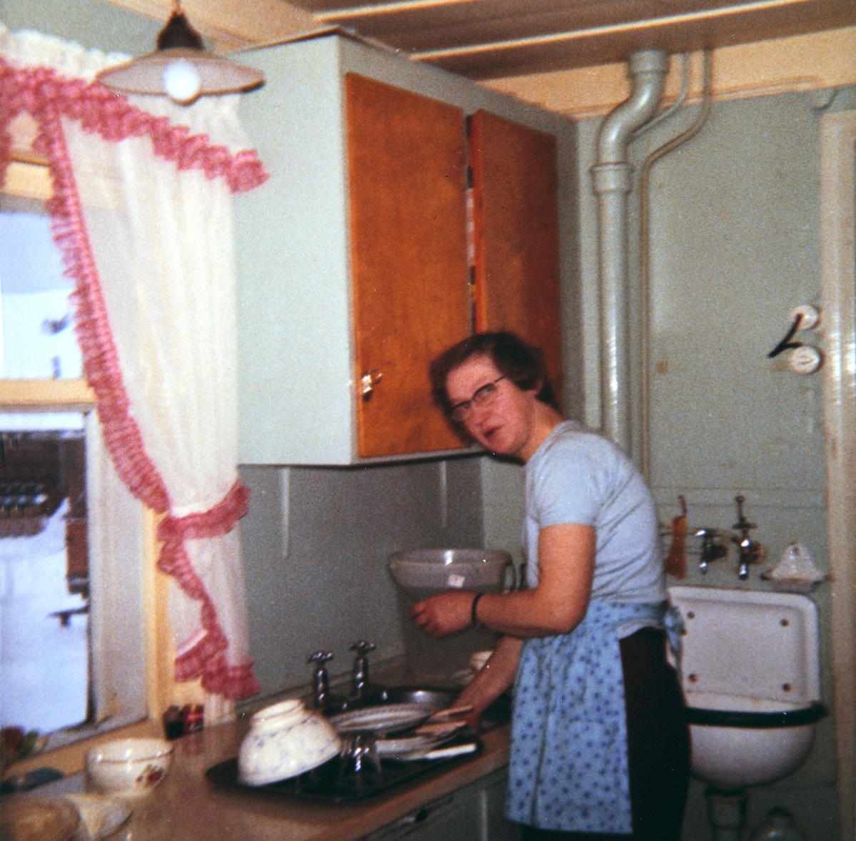 Ukjent, Jula 1969 på Jølstad, kjøkken, interiør, Johanne Jølstad Foss holder på med oppvasken