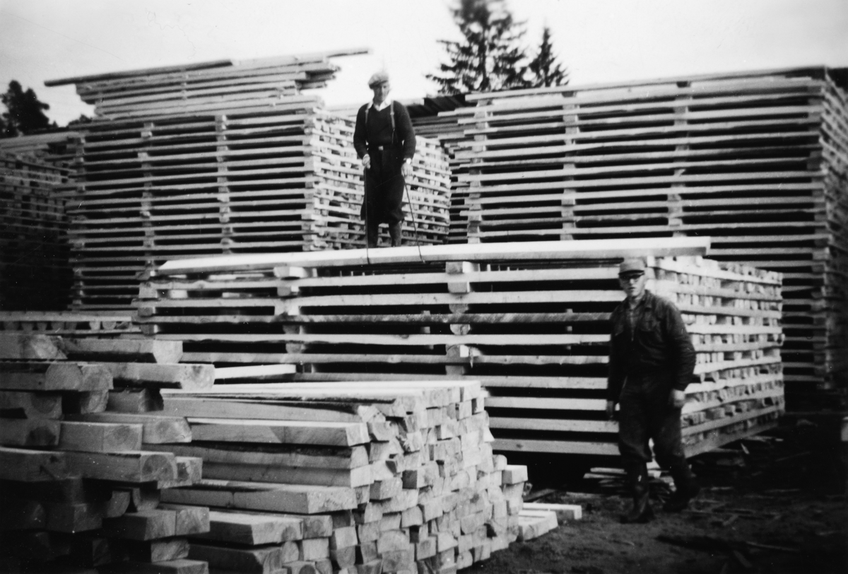 Ukjent, Haagenrud sag, plankestabel, t. h. Martin Evenrud. Ca. 1960.