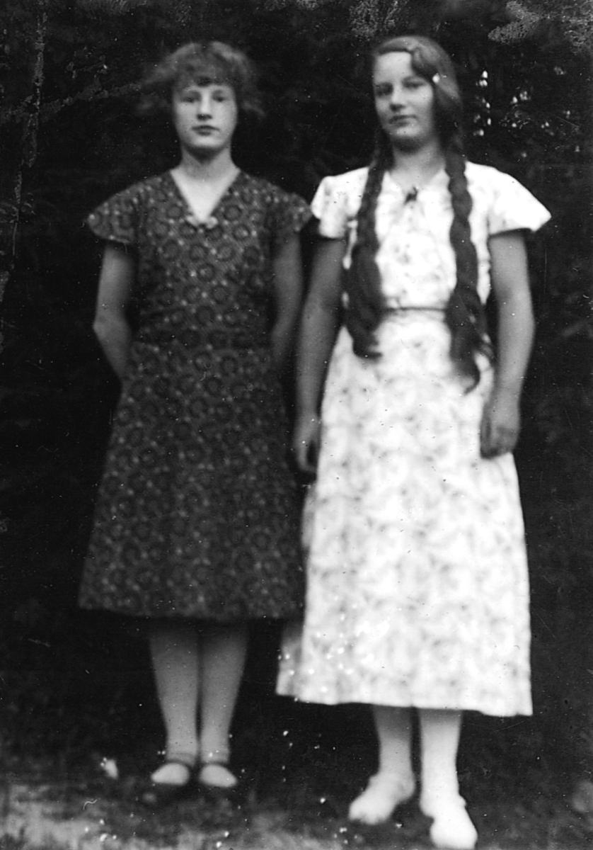 Ukjent, T. v Ingrid Helene Mangerud f. 26. 11. 1919 og Liv Bergljot Mangerud f. 04. 01. 1918, lærer på Breidablikk og Solvin skole.