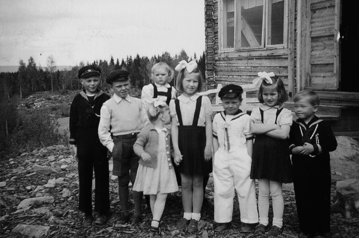 Ukjent, Fødselsdagsselskap, Åsland i Åsbygda ca. 1950. Barn. Foran f. v. Ranveig Nymoen, Solfrid Nymoen, Per Arne Gustavsen, Laila Nymoen, Bjørn August Aasen. Bak f. v. Lars Blystad, Olav Gustavsen og Lars Ingel.