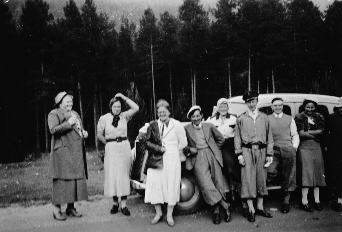 Ukjent, Synnøve Finden ansatte på tur i 1938, ukjent sted. t. v. Synnøve Finden. Ytterst t. h. Arne Gustavsen og Klara Aasen.