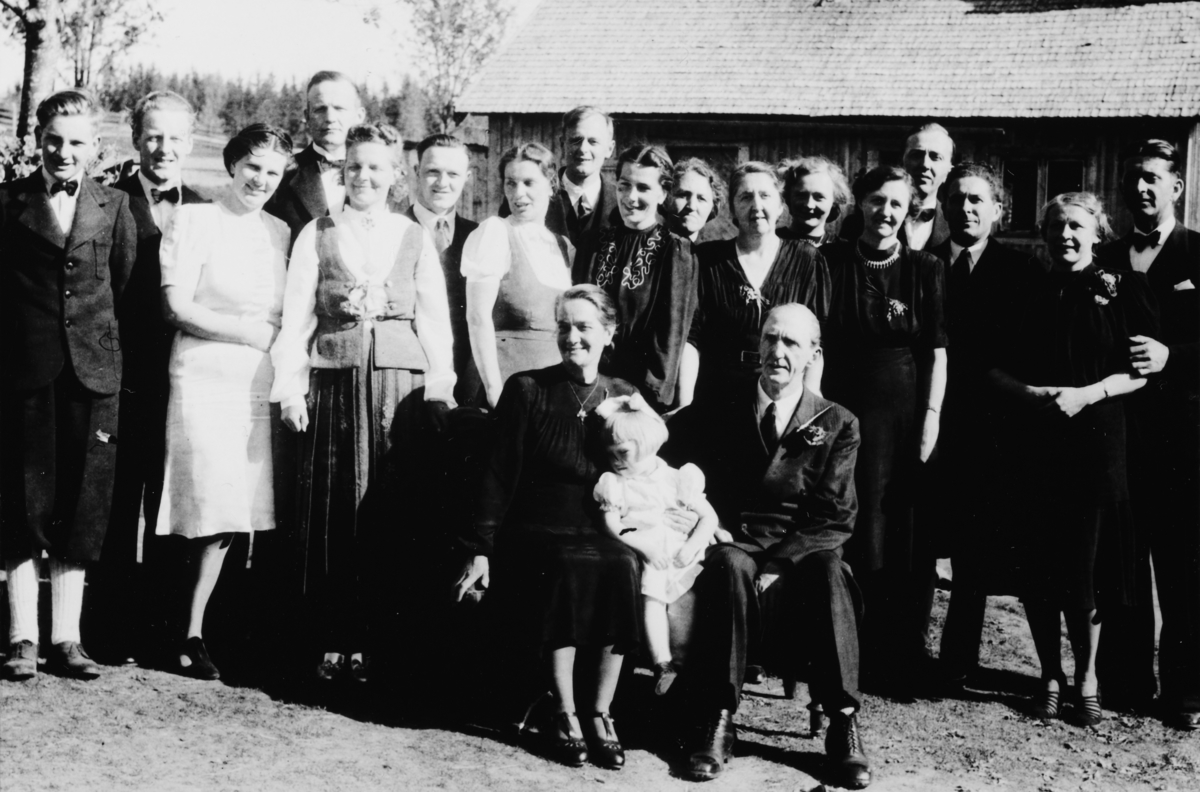 Ukjent, Brullup på Aasen Vestre i Åsvang 1945. Brudeparet Olga Aasen og Karl Pettersen med Liv? Nymoen på fanget. Olga og Karl var enke og enkemann. Fra venstre Bjørn Aasen, Harald Nymoen, Reidun Nymoen, Gudrun Furuseth, Hermund Furuseth (står bak Gudrun), Arne Gustavsen, Klara Gustavsen, Edvin Blystad og …