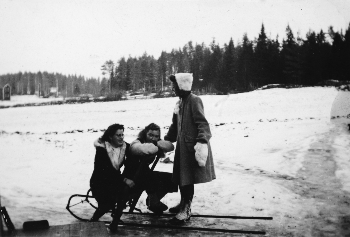 Ukjent, Grønnsveen i Vallset. Spark. F. v. Astrid Grønsveen, Sigrid Sagbakken og Borgny Sandmoen på sparktur jula 1942.