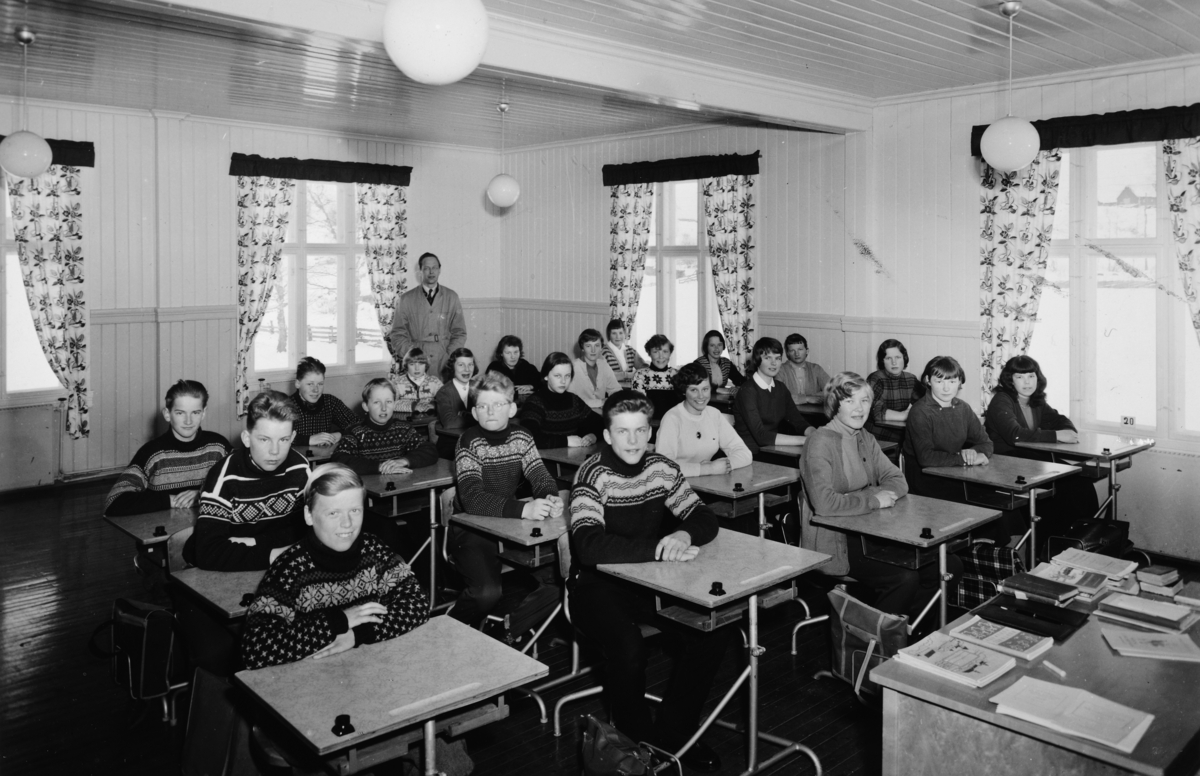 Ukjent, Bryhnihaugen skole, 2. klasse 1957/58. Elever i klasserommet. 1 rekke fra vinduet. Anne Lise Søsveen, Gerd Ragnhild Pettersen, Ragnhild Dagfinnrud, Inger Sissel Røseth, Anna Hubred. 2 rekke Berit Johansen, Astrid Bryhni, Else Galgum, Jorun Søsveen, Inger Martinsen. 3. rekke Elida Bryhni, Anne Berit…