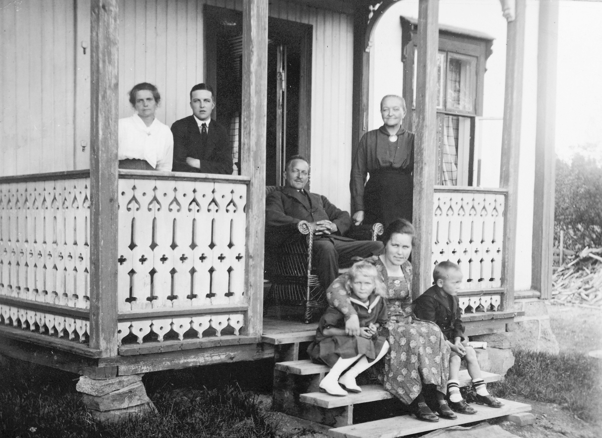 Ukjent, Solhaug under Vestgård på Tangen 1925/26. F. v. på veranda Jenny Jansen, Arne Jansen, landhandler Aksel J. Jansen og Helene Jansen f. Berger. På trappa Ingrid Helene Jansen g. Finstad og Arne Herman Finstad f. 1922. ukjentt jente. Flere opplysninger se boka "Handelssteder i Stange" skrevet av Jan A…