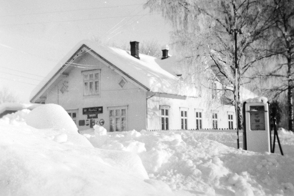 Ukjent, Skogsrud&Haugen Landhandel på Tangen i 1959, eksteriør, vinter. Flere opplysninger se boka "Handelssteder i Stange" skrevet av Jan Arne Berg, utgitt av Stange Historielag 2012