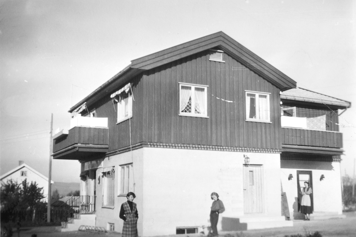 Ukjent, Bekkelaget kjøttforretning i 1955, eksteriør. Innehaver Einar Tønseth. T. v. utenfor butikken Marit Bratlie og to ukjente. Flere opplysninger se boka "Handelssteder i Stange" skrevet av Jan Arne Berg, utgitt av Stange Historielag 2012