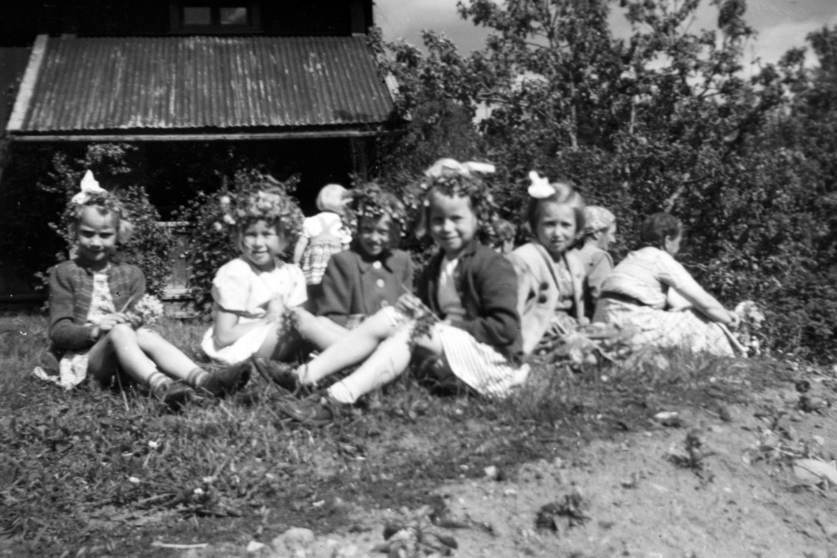 Ukjent, Espa Sykepleieforening på tur til Hersjøvangen, Espa i Stange. Jenter med blomsterkranser i håret. Med på bildet er bla. Inger Allum, Berit Bergsjå og Laila Rasen. Ca. 1952.