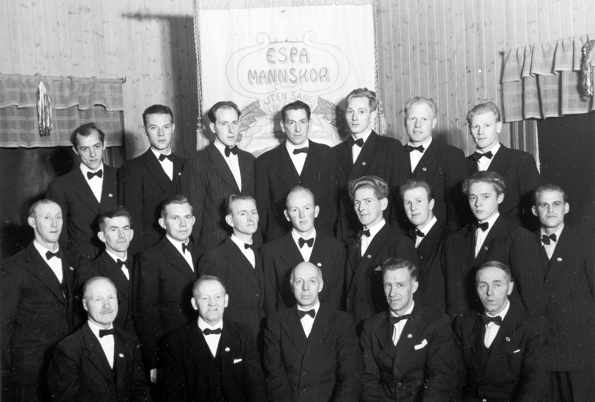 Ukjent, Espa mannskor på 1950-tallet. Gruppe sangere på Nordvang Forsamlingshus på Espa. Fane. 1 rekke f. v. Gustav Kristiansen Nyfløtt, Karl Tangløkken, Dirigent Petter Dahl, Bjarne Weensvangen, Oskar Brodal. 2 rekke f. v. Karl Slåtsveen, Martin Sleppen, Einar Bergsjå, Reidar Stensrud, Ole Brodal, Ole Ste…