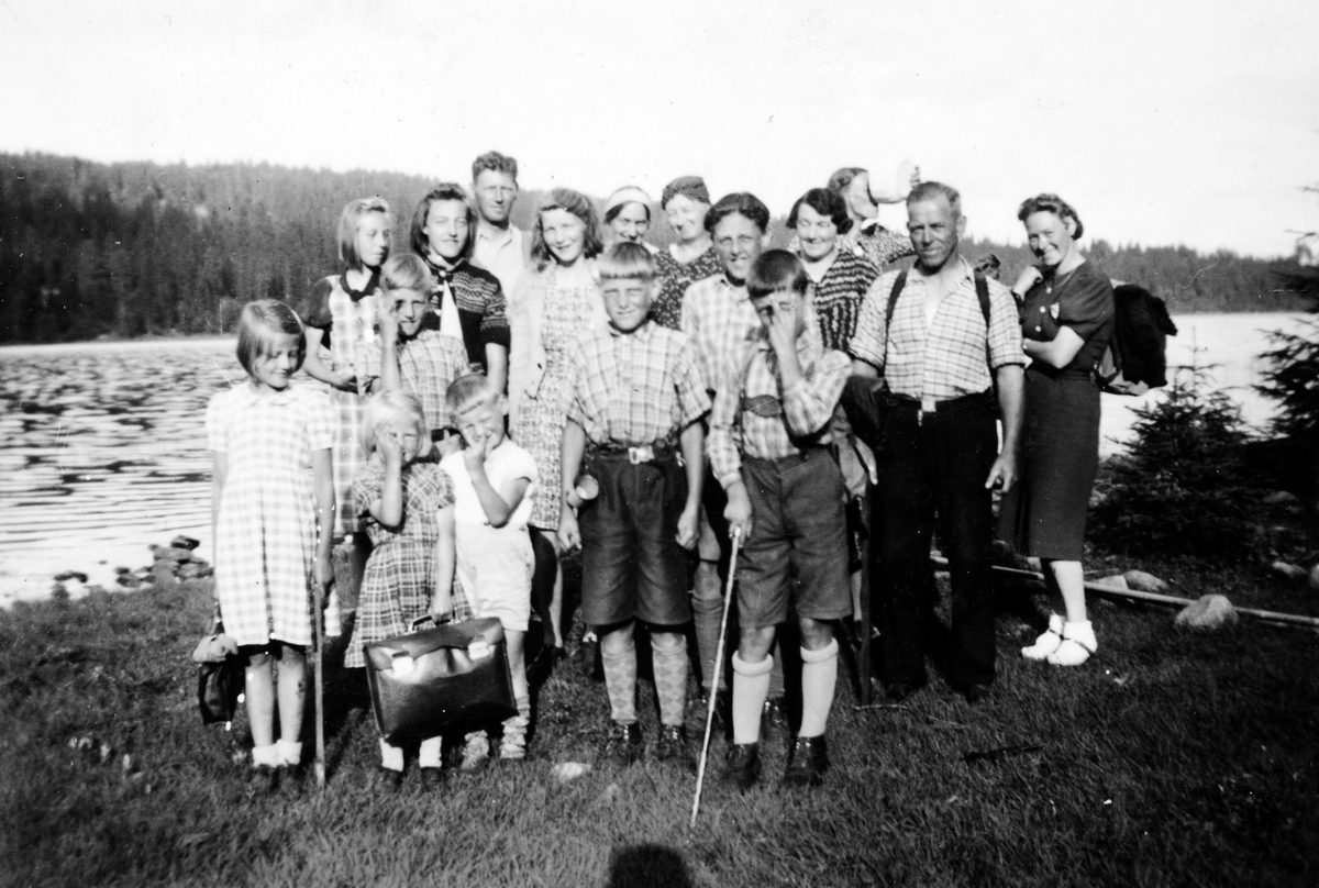 Ukjent, Bergsjøen 1941, gruppe ukjente. Barn gjør v-tegnet. 2. verdenskrig.