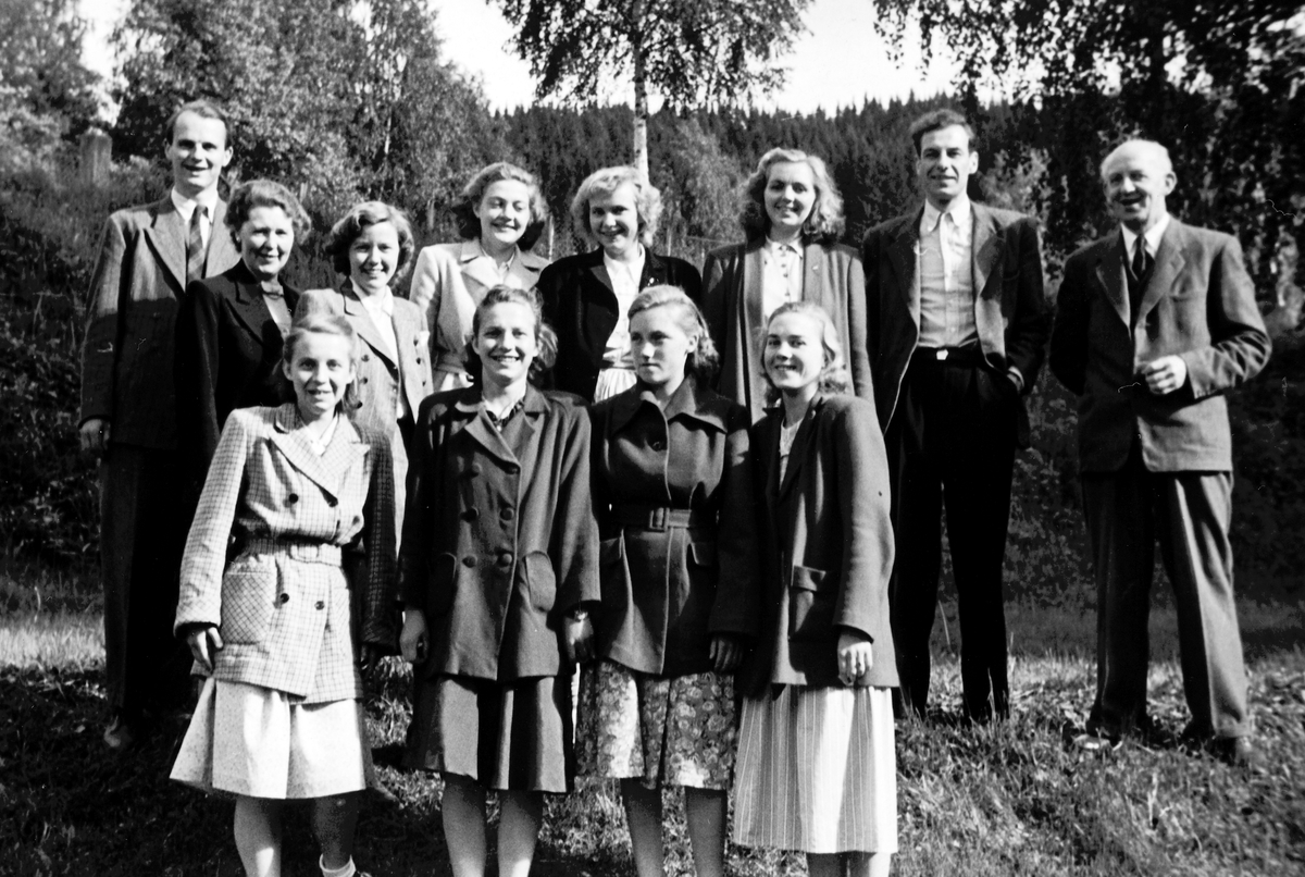 Ukjent, Neptun Hotell. Jubileumstilstelning for ansatte i GW Kjemisk fra Tangen og Oslo. Foran f. v. Reidun Svartnes, Marry Svartnes, Solveig Antonsen og Gerd Fjellberg. Bak. f. v. Toll Tollum, to ukjente fa Oslo, Gudrun Frydenlund, Marit Olsby, Olaug Brenne, ukjent, fabrikksjef Johnsen. 1950
