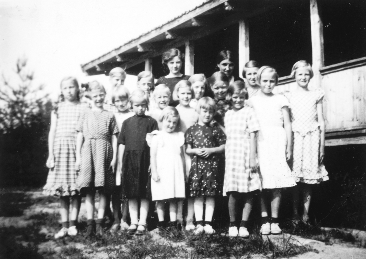 Ukjent, Trosviken, barnemisjon. F. v Ukjent, Marry Eriksfallet, Astrid Brenne, ukjent, Inger Olsby, Ella..... ??, ukjent, Kristine Pedersen, Jean Schilling (medhjelper), Karin Frydenlund, ukjent, Gerd Strand, Åse Sildviken(?), Agnes Trosviken (leder), Edel Midtsveen, Ingerid Åsen.