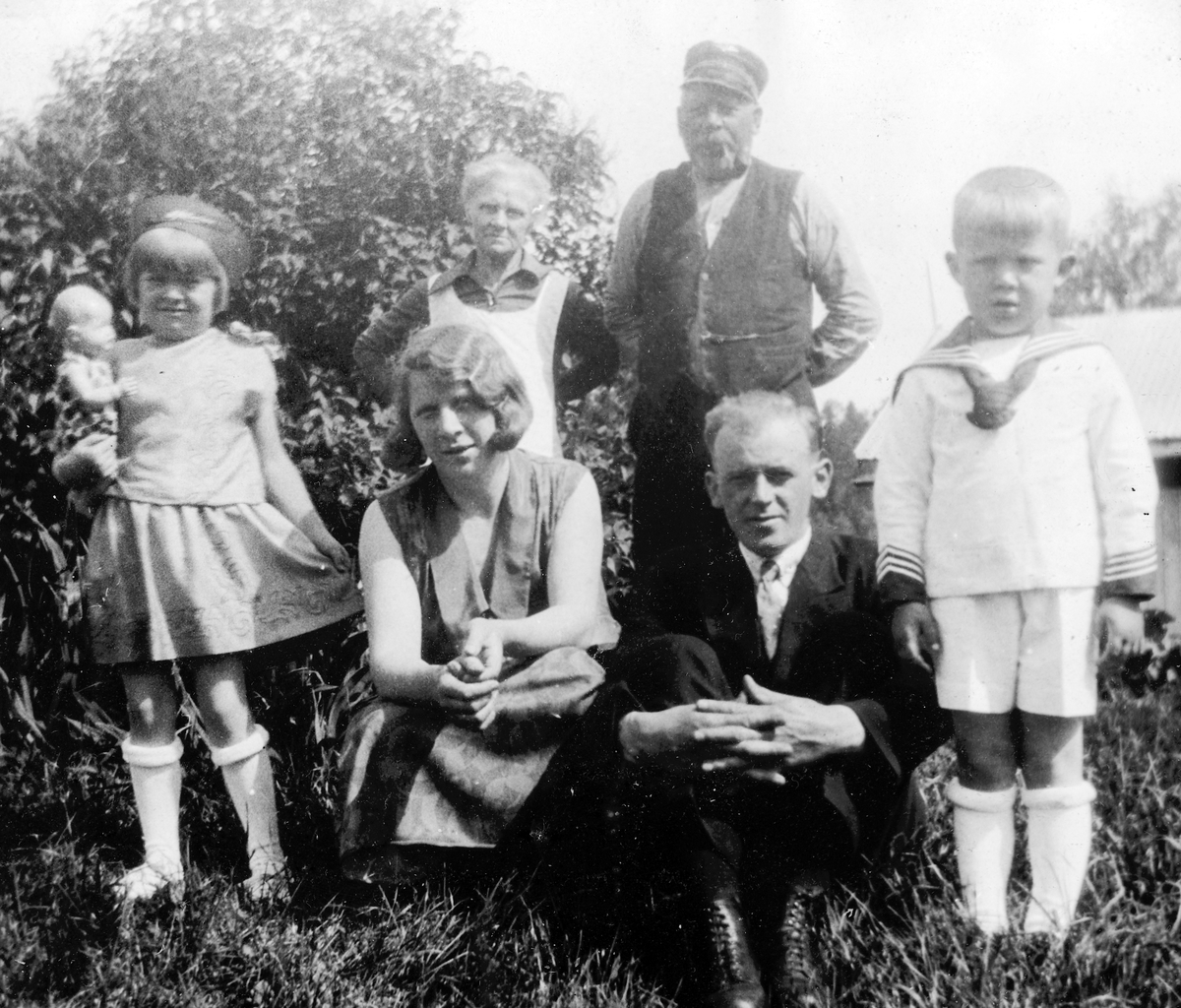 Ukjent, Foran f. v. ukjent, Gudrun Olsen, Markus Olsen og Thor Olsen. Bak f. v. Emilie Trosvik og Christian Taalesen Trosvik. Fjellhaug, Stasjonsvegen 30, Christian Taalesen Trosvik var tømrer ved jernbanen. Ca. 1935.