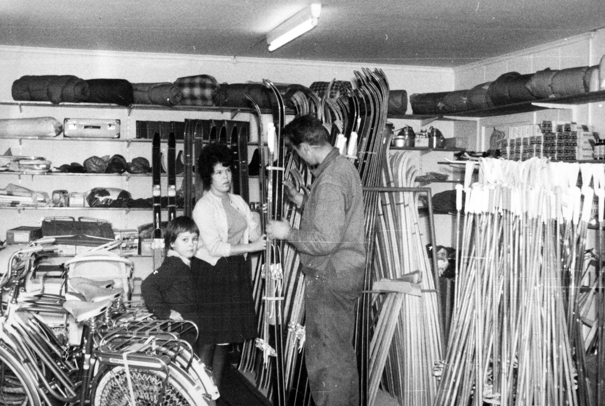 Ukjent, Alf Thoresen Sportsforretning i Skolegt. på Stange i 1960. Solstad Gr. nr. 96, br. nr. 85. F. v Ellen Thoresen, Anne Lise Søsveen, ukjent. Flere opplysninger se boka "Handelsforretninger i Stangeby`n med omegn" skrevet av Jan Arne Berg, utgitt av Stange Historielag 2013.