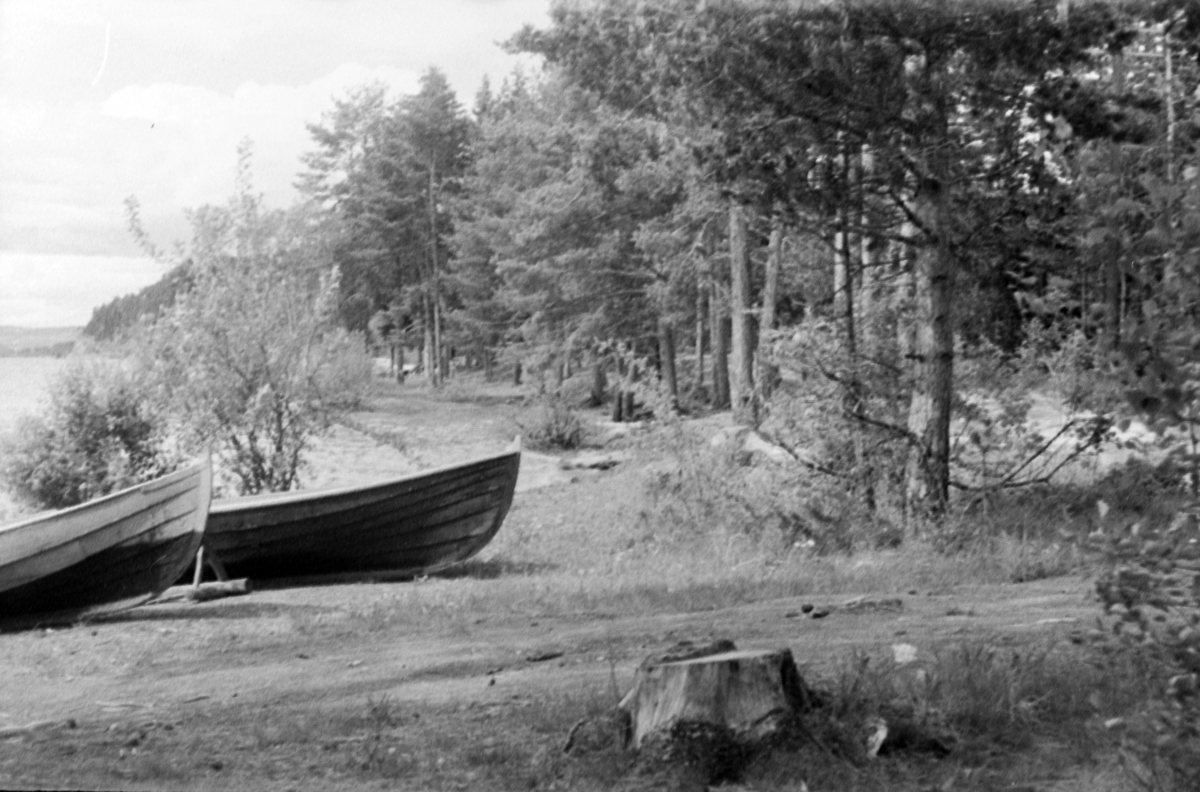 Adolf Skjegstad, To mjøsbåter i strandkanten ved Skjegstad-hytta på Furubergstranda, Strandvegen langs Mjøsa i Hamar.