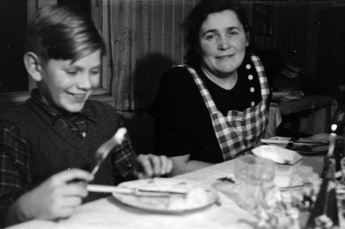 Adolf Skjegstad, Gruppe 2 ved middagsbordet. Mor og sønn. Odd Kjell Skjegstad og Petra Skjegstad.