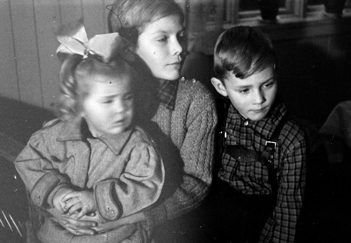 Adolf Skjegstad, Asbjørg, Odd Kjell og Annar Skjegstad. Uthus gard i Stange