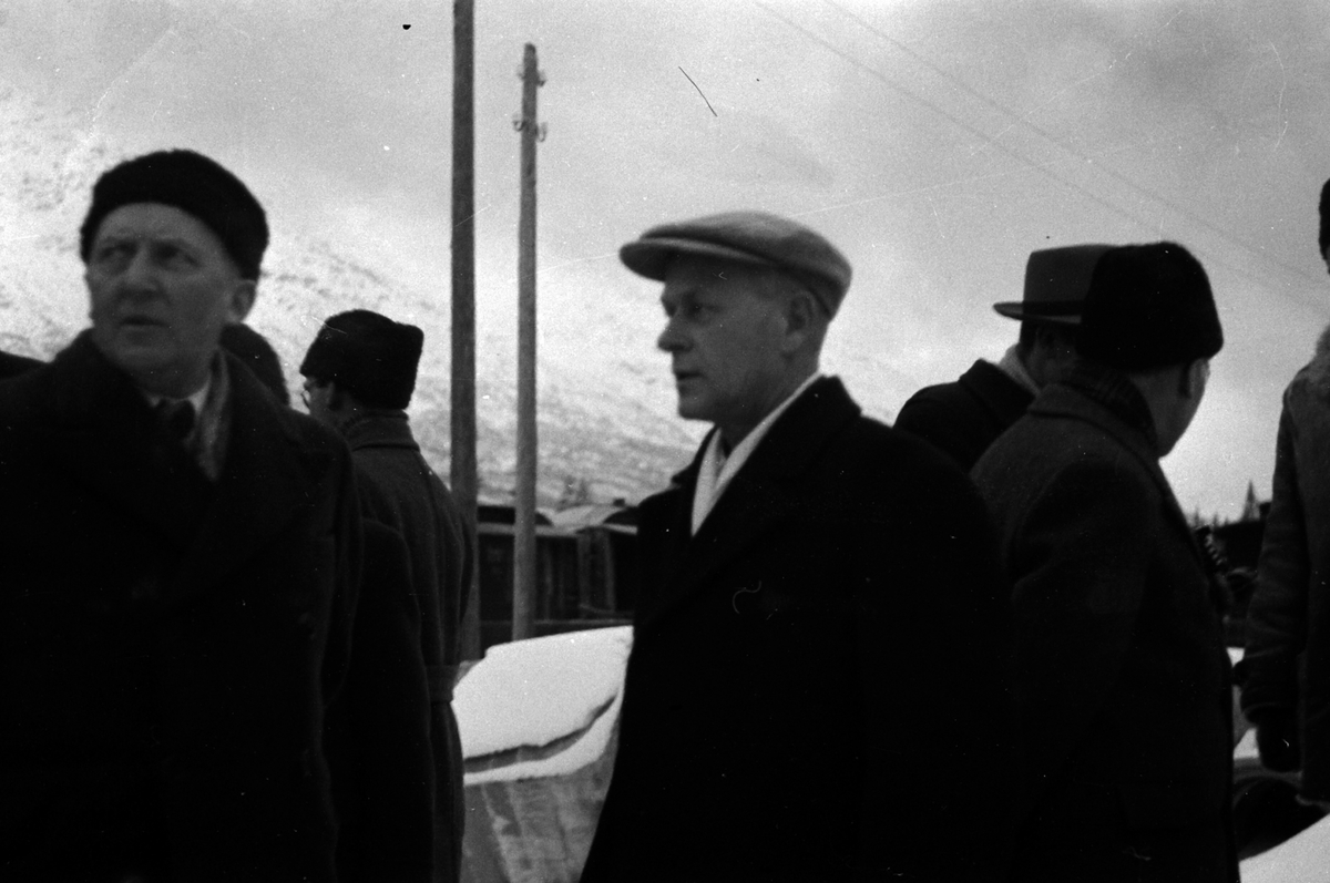 Adolf Skjegstad, NORGES STATSBANER, NORDLANDSBANEN, UKJENTE. Mandag 8. desember 1947, reisende i ekstratog Mo i Rana - Lønsdal strekker på bena på Dunderland stasjon.
