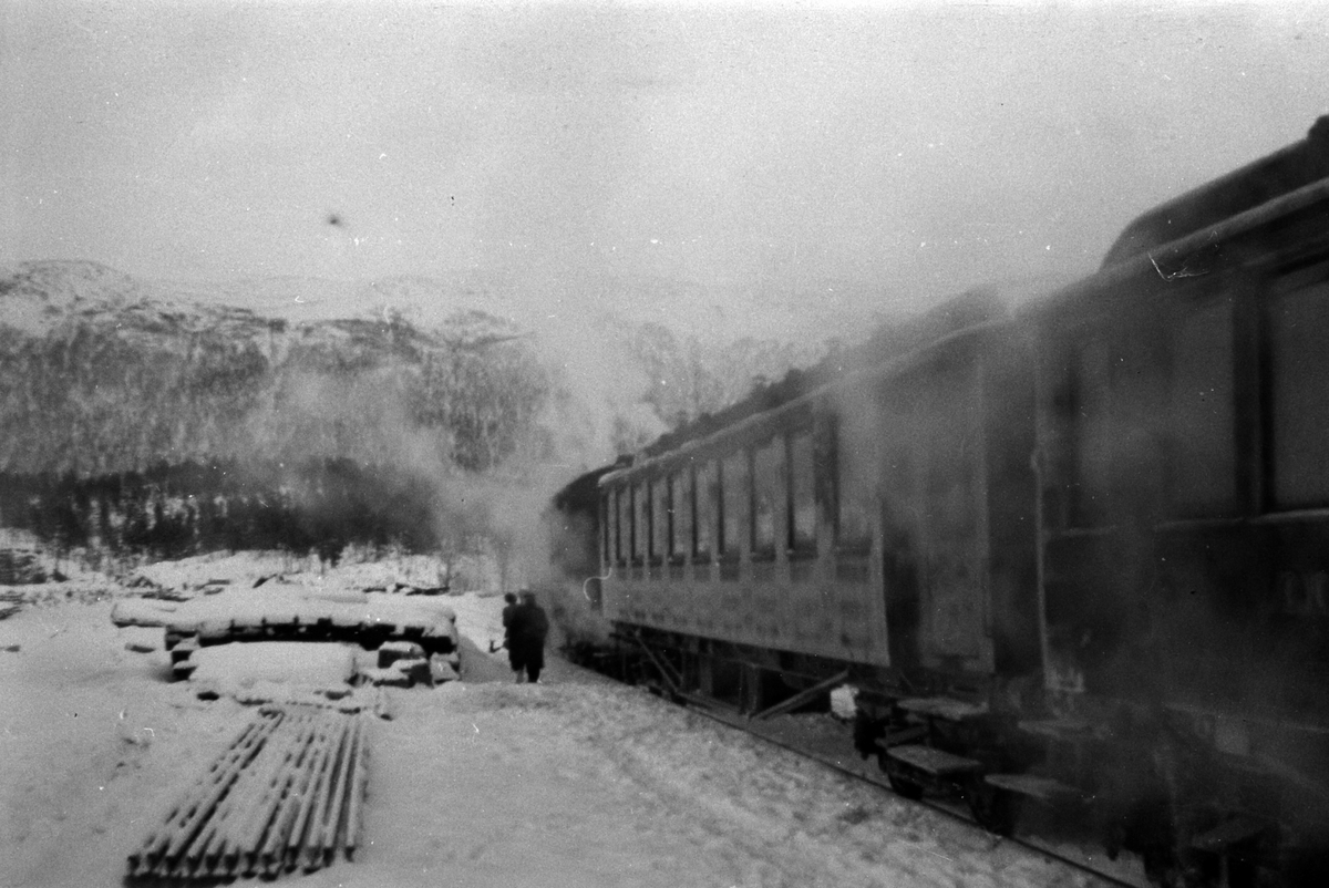 Adolf Skjegstad, NORGES STATSBANER, JERNBANE, NORDLANDSBANEN Mandag 8. desember 1947, ekstratog Mo i Rana - Lønsdal gjør opphold på Hjartåsen stasjon i. f. m. befaring/åpning av strekningen Dunderland - Lønsdal.