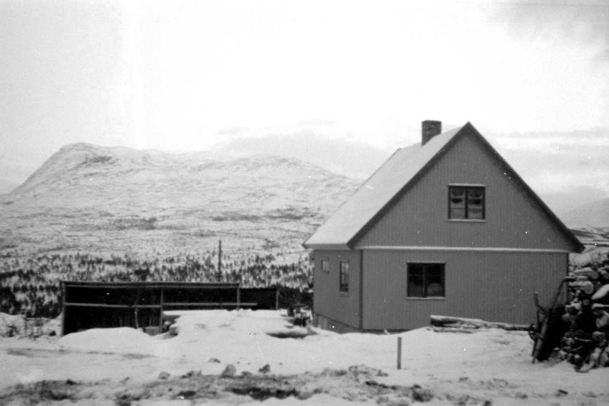 Adolf Skjegstad, NORGES STATSBANER, JERNBANE, NORDLANDSBANEN, Nyoppført vokterbolig på Lønsdal stasjon, fotografert 8. desember 1947. Fjellet Dypennasen i bakgrunnen