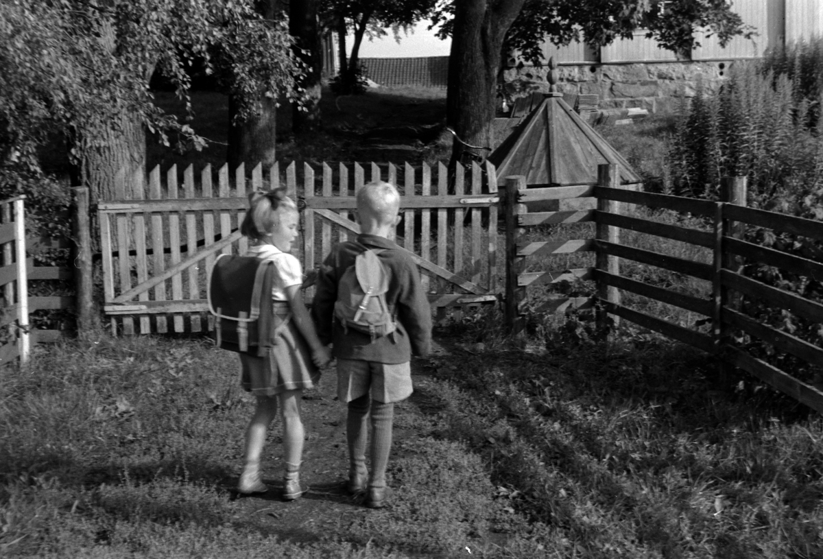 Adolf Skjegstad, SKOLEBARN, RANSEL, SKOLESEKK. ASBJØRG SKJEGSTAD OG STEINAR LIBERG(?) FØRSTE SKOLEDAG PÅ BRYHNIHAUGEN SKOLE, ROMEDAL.