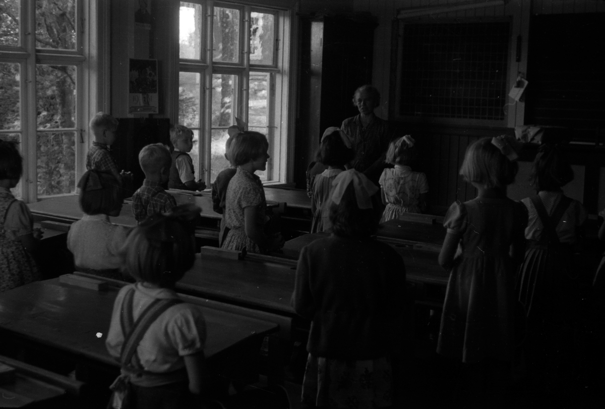 Adolf Skjegstad, SKOLEBARN I KLASSEROM, UKJENT STED.