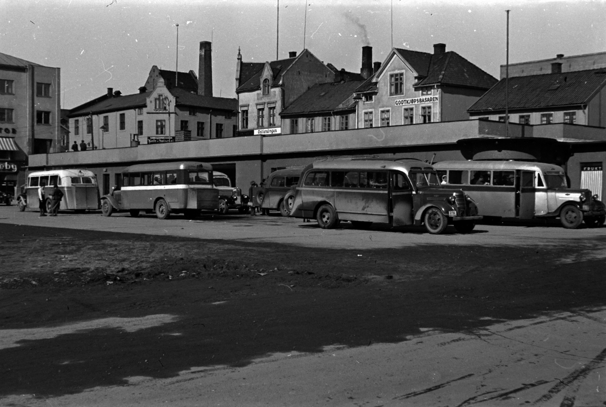 Adolf Skjegstad, ØSTRE TORG I HAMAR, BUSSTASJON.