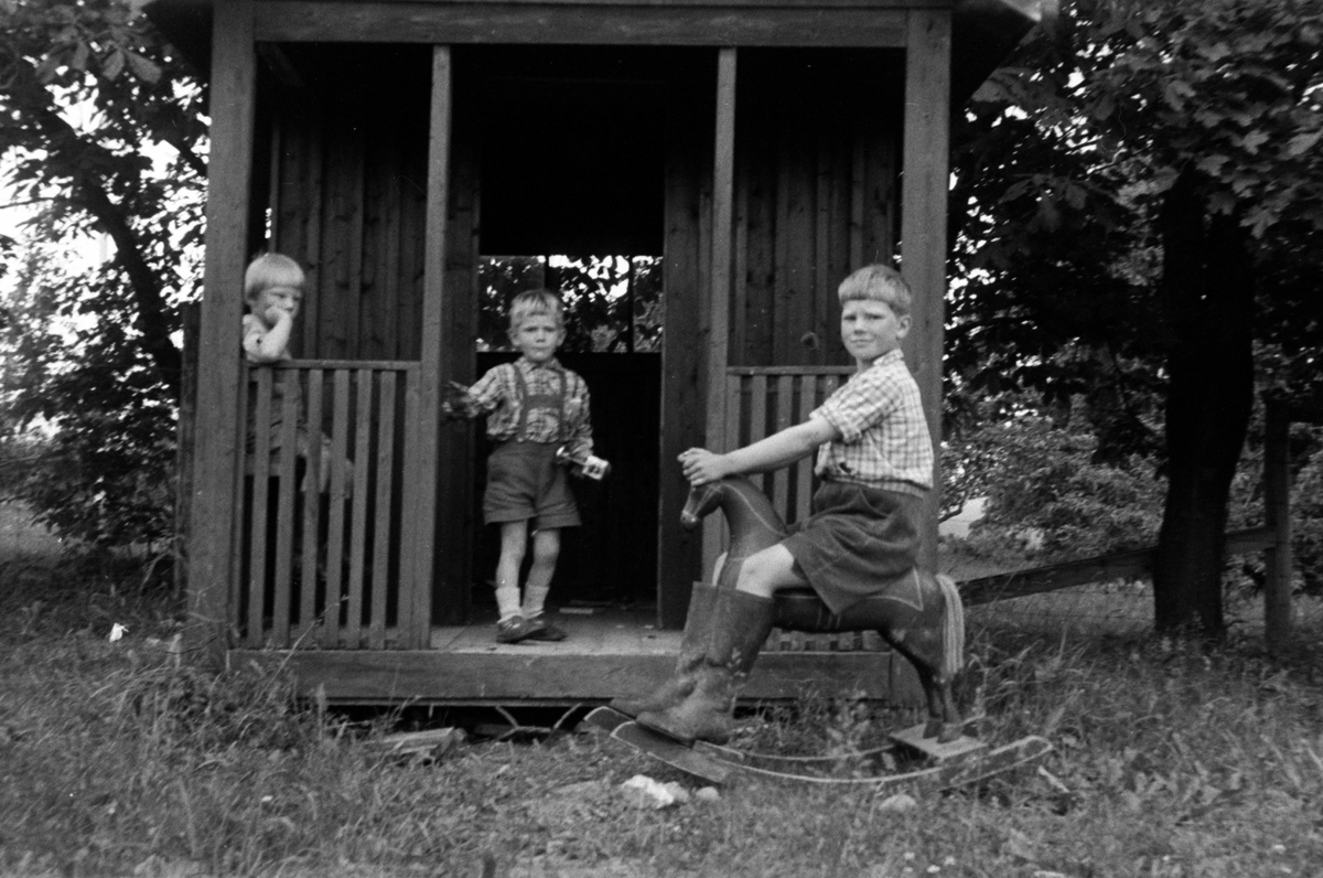 Adolf Skjegstad, BARN, GYNGEHEST, BARNELEKE.