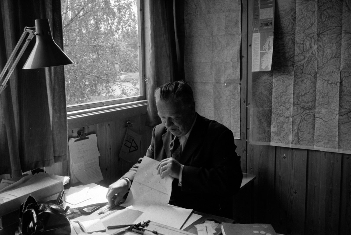 Adolf Skjegstad, Journalist Adolf Skjegstad ved kontorpulten.