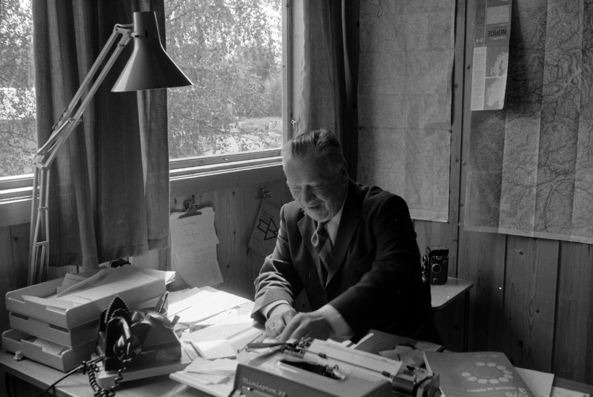 Adolf Skjegstad, Journalist Adolf Skjegstad ved kontorpulten. Telefon, skrivemaskin, kamera.