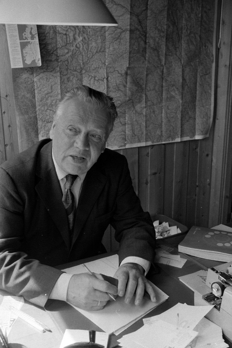 Adolf Skjegstad, Journalist Adolf Skjegstad ved kontorpulten.