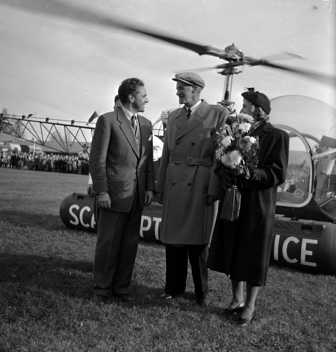 Adolf Skjegstad, SCANCOPTER SERVICE, HELIKOPTER PÅ UTSTILLINGSPLASSEN I HAMAR. TRE UKJENTE. Helikopteret er en Bell 47D-1