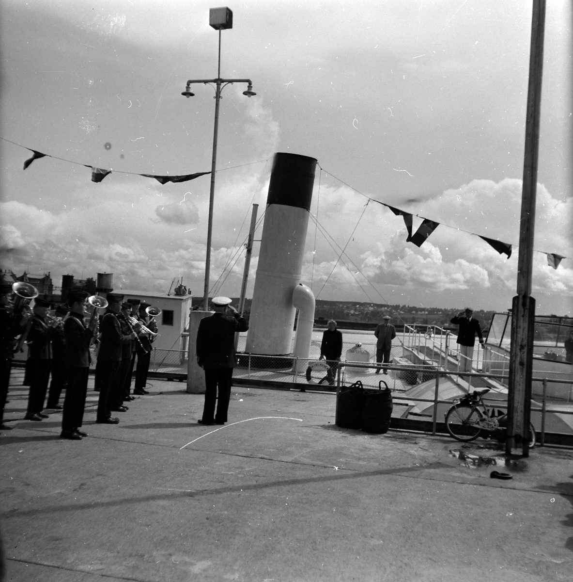 Adolf Skjegstad, HAMAR BRYGGE, MOTTAKELSE AV SKIBLADNER, MJØSBÅT.