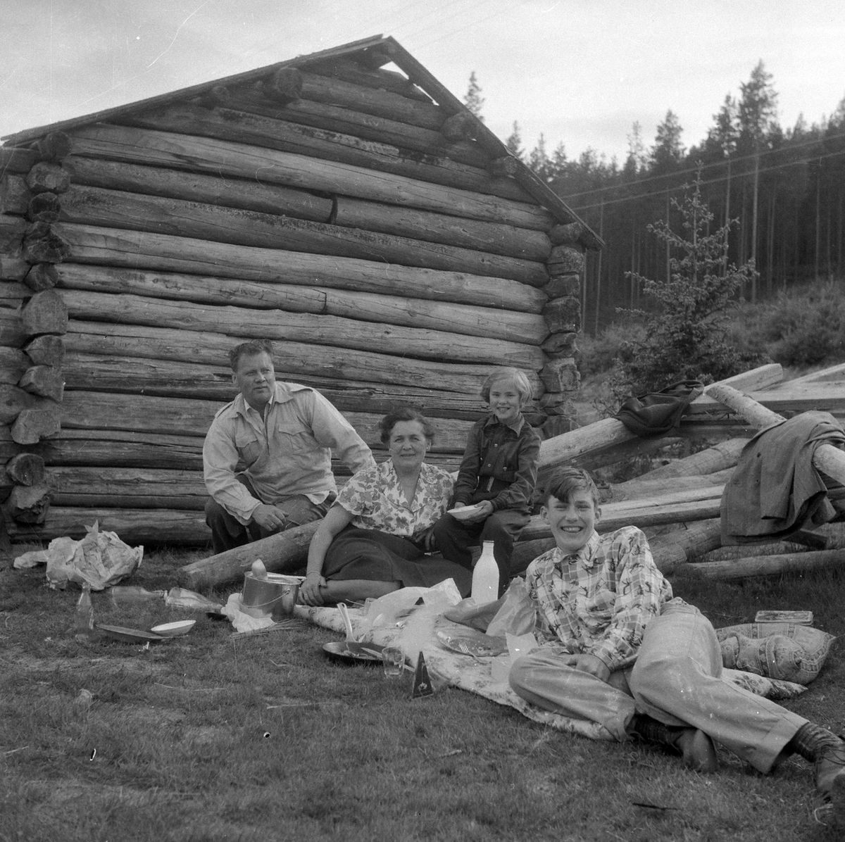 Adolf Skjegstad, Adolf, Petra, Asbjørg og Annar Skjegstad, utflukt, matpause, måltid, friluft.