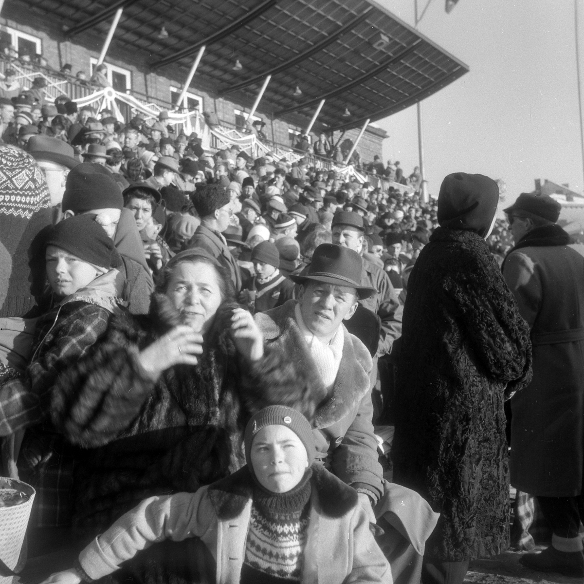 Adolf Skjegstad, SKØYTEPUBLIKUM PÅ BISLETT STADION, 1950 ÅRENE?