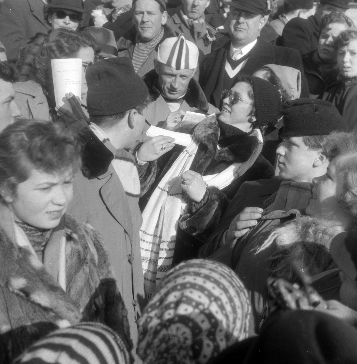 Adolf Skjegstad, SKØYTELØPER HJALMAR ANDERSEN SKRIVER AUTOGRAFER TIL SKØYTEPUBLIKUM PÅ BISLETT STADION I 1950 ÅRENE.