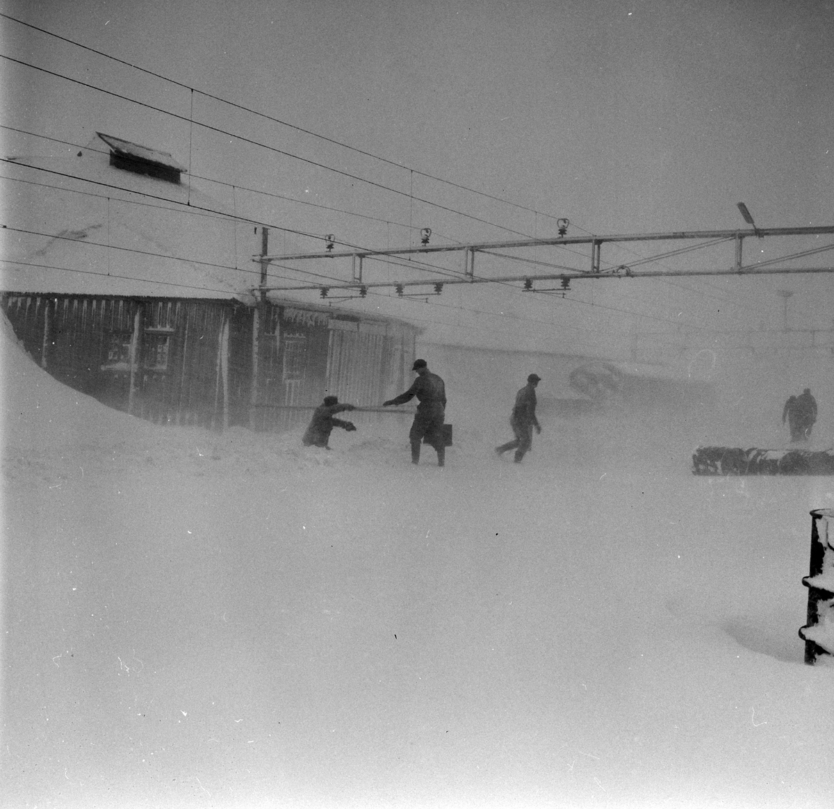 Adolf Skjegstad, FINSE JERNBANESTASJON, VINTER, SNØBRØYTING, SNØSTORM.