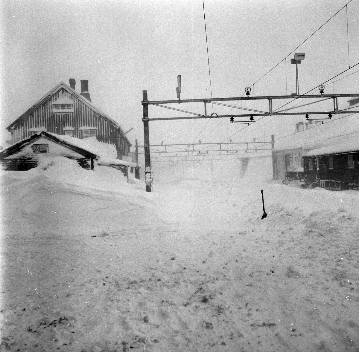 Adolf Skjegstad, FINSE JERNBANESTASJON, VINTER, SNØBRØYTING, SNØSTORM.