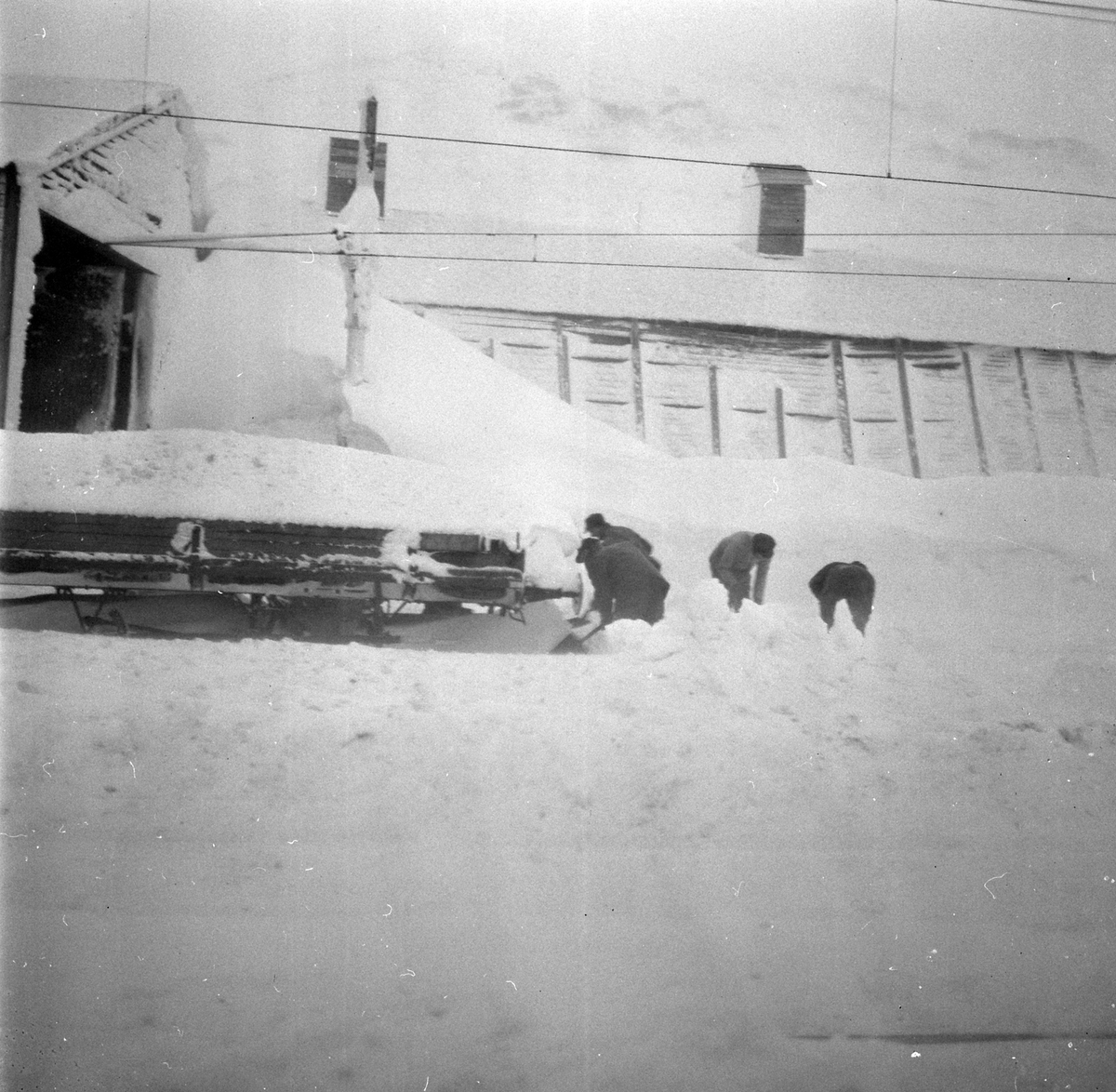 Adolf Skjegstad, FINSE JERNBANESTASJON, VINTER, SNØBRØYTING, BANEPERSONELL MÅKER SNØ