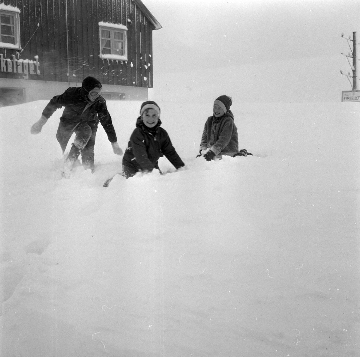Adolf Skjegstad, FINSE JERNBANESTASJON, VINTER, BARN LEKER I SNØEN