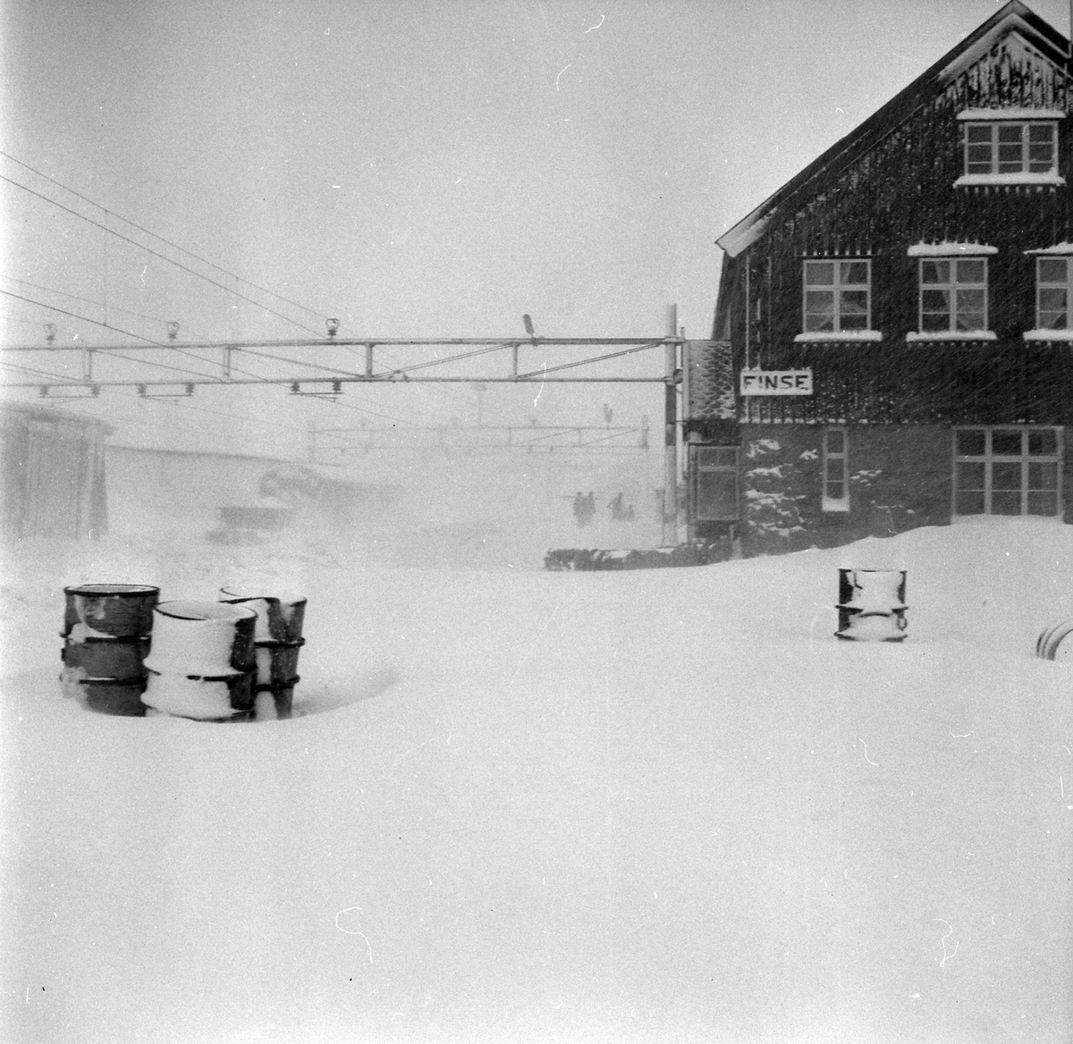 Adolf Skjegstad, FINSE JERNBANESTASJON, VINTER,