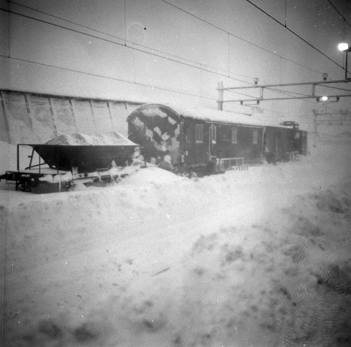 Adolf Skjegstad, FINSE JERNBANESTASJON, VINTER,