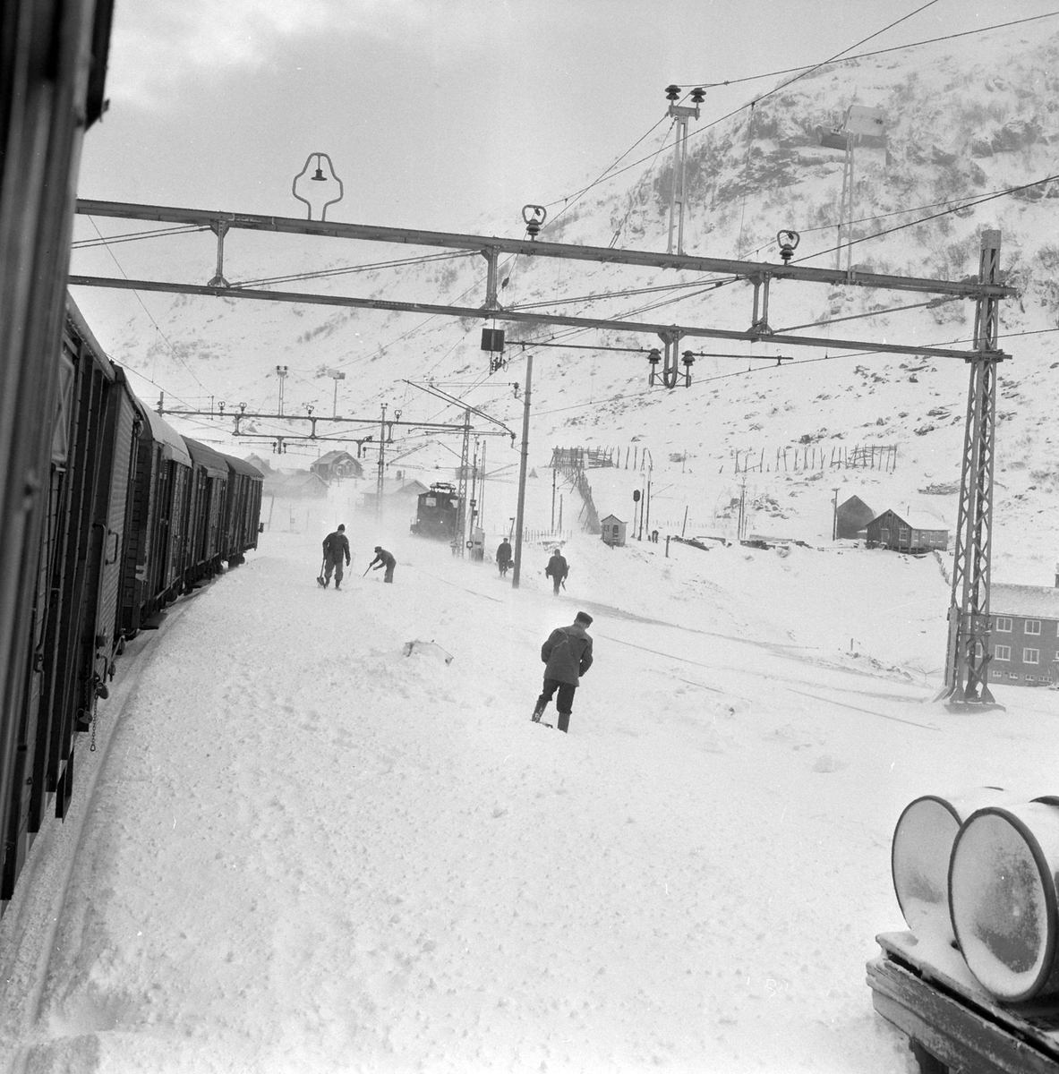 Adolf Skjegstad, FINSE JERNBANESTASJON, VINTER,
