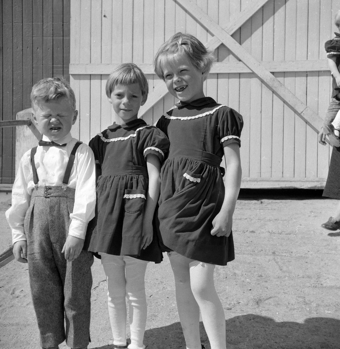 Adolf Skjegstad, Gruppe 3 barn. Odd Ivar Søberg, Anne Grethe Strandberg og Aud Marit Søberg. Bildet er tatt i 1958. Bilde er fra kjellsrud gård.
