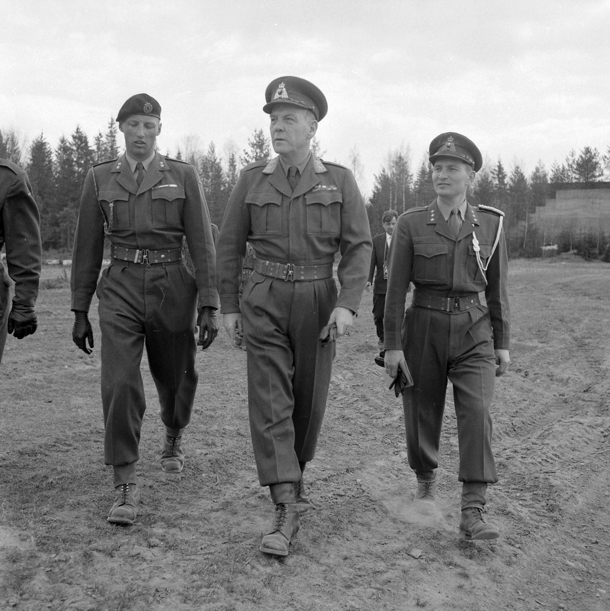Adolf Skjegstad, Trandum leir. Ullensaker. Militærøvelse, Kronprins Harald, offiserer,